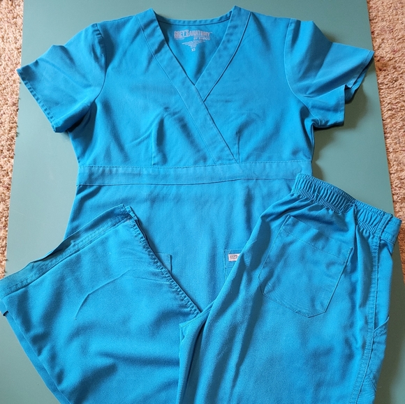 Grey's Anatomy Professional Scrub Top - Picture 2 of 6